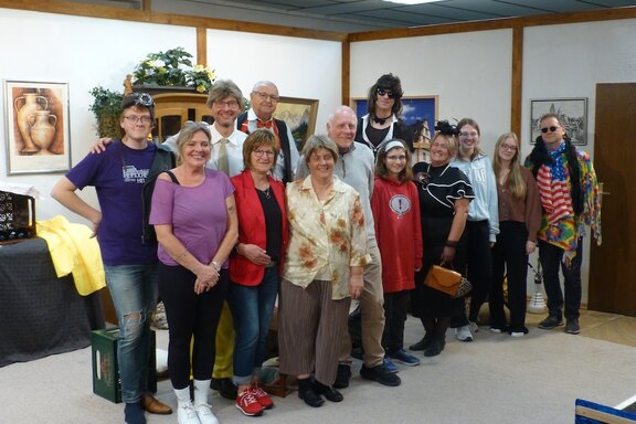 Gruppenfoto von der falsche Graf und die Internetbaronin